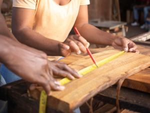 Veja 3 dicas de como utilizar a madeira de mogno africano. | Foto: Freepik.